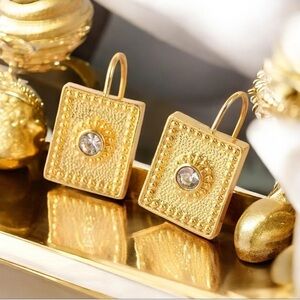 🆕Gold plated finish CZ square design earrings w/raised round etching 💛💛